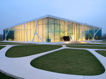 अत्याधुनिक कांच-निर्मित भवन अग्रभाग: बाड ड्रीबर्ग में लियोनार्दो ग्लास क्यूब। फ़ोटो: GEZE GmbH के लिए MM Fotowerbung