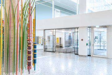 Sistemele GEZE pentru uși batante și sistemele de protecție antiincendiu asigură un maxim de funcționalitate, securitate și acces fără bariere în clinica din centrul orașului Stuttgart – citiți mai multe aici.