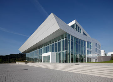 Opvallende architectuur: de buitengewone gevel van het ABUS KranHaus. Foto: ABUS Kransysteme GmbH