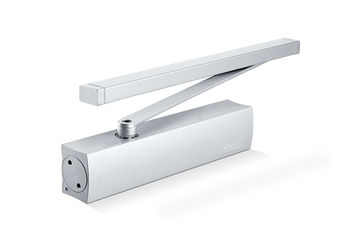 Overhead door closer with guide rail for single leaf doors with hydraulic latching action accelerating the door just before reaching the closed position